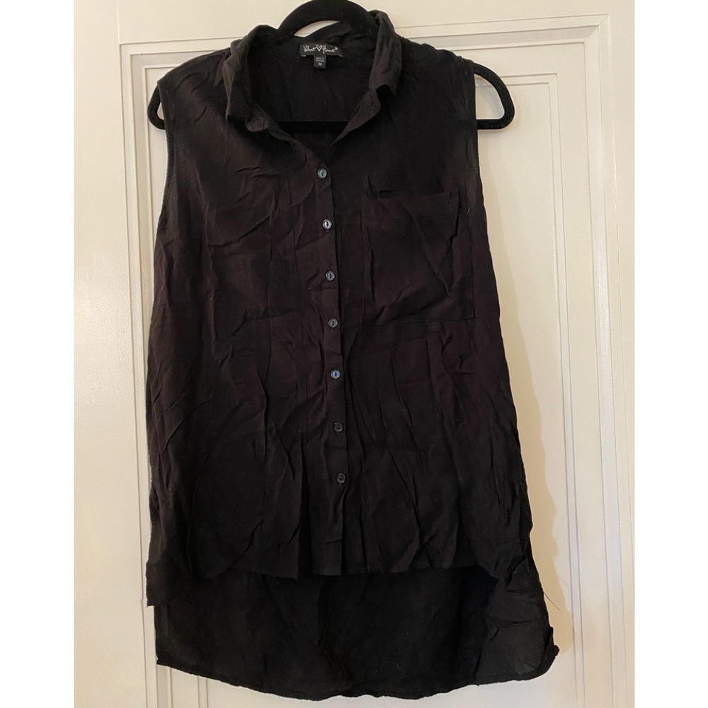 Velvet heart brand size medium black sleeveless top. Button up